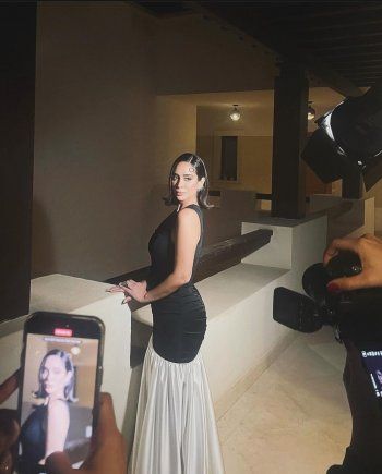 شاهد .. بالصور- بالأسود والأبيض..بسنت شوقي تتألأق بفستان بغاية الأناقة