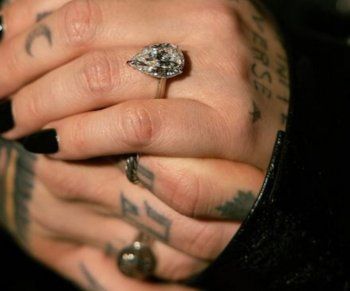 شاهد .. بالصور- فنانة عالمية تحتفل بخطوبتها من هذا الشاب وتتألق بخاتم ألماس مصمم لها