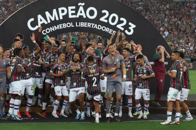 مدرب فلومينينسي يثير الجدل بشأن أعمار لاعبيه