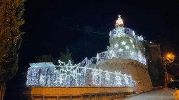 شاهد .. بخطوة مميزة للغاية.. عامر زيان يدعم بلدية جزين لإضاءة زينة الميلاد