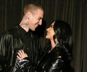 شاهد .. بالصور- فنانة عالمية تحتفل بخطوبتها من هذا الشاب وتتألق بخاتم ألماس مصمم لها