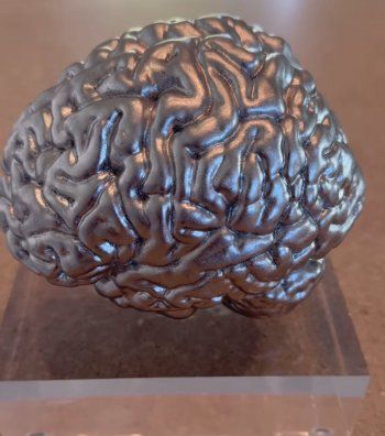 شاهد .. كيم كارداشيان تتلقى هدية غريبة غير متوقعة-بالصورة