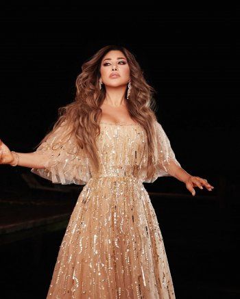 شاهد .. سعر غير متوقع لـ فستان نجوى كرم الذهبي من تصميم جيني باكمان