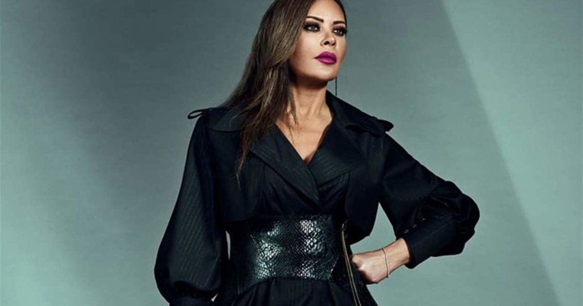 شاهد .. الكوفية الفلسـ طينية حاضرة بإطلالة كارمن لبس.. شاهدوا كيف نسقتها!