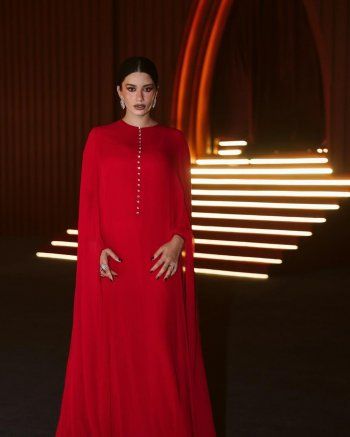 شاهد .. بالأحمر..سينتيا خليفة تضج اناقة بلوك رائع- بالصور