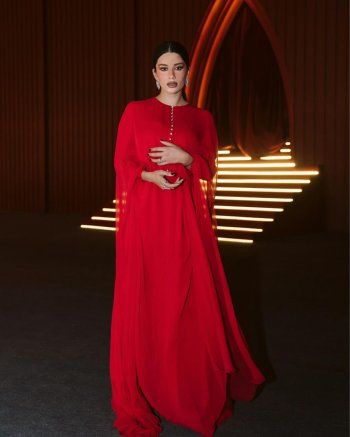 شاهد .. بالأحمر..سينتيا خليفة تضج اناقة بلوك رائع- بالصور