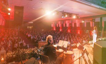 شاهد .. بالصور- كارول سماحة تنقل الأجواء الميلادية الى مدرسة راهبات القلبين الأقدسين- السيوفي