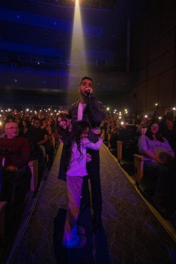 شاهد .. بالصور- موري حاتم يبدع في حفله الخاص بـ عيد الميلاد في كندا بحضور 600 شخص