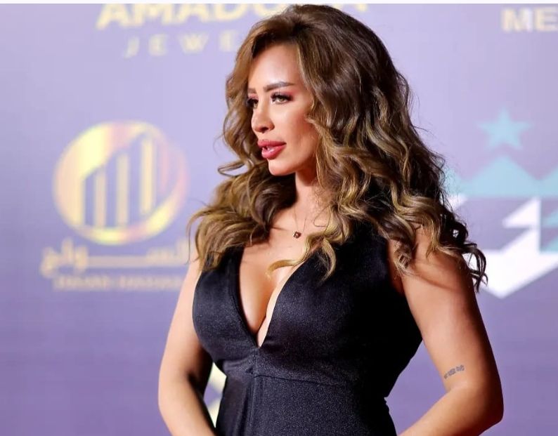 نهى عادل تتألق بإطلالة مميزة في مهرجان وشوشة