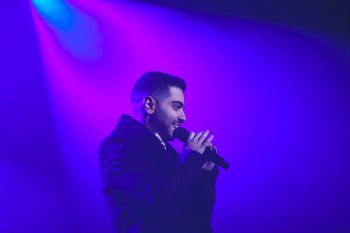 شاهد .. بالصور- موري حاتم يبدع في حفله الخاص بـ عيد الميلاد في كندا بحضور 600 شخص