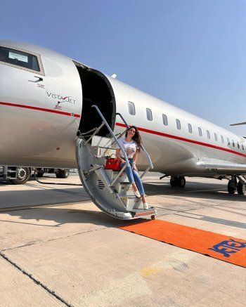 شاهد .. بالصور- من على متن طائرة خاصة..ياسمين صبري تتألق بلوك كاجوال مميز