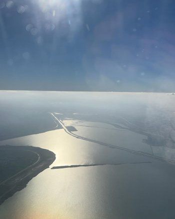 شاهد .. بالصور- من على متن طائرة خاصة..ياسمين صبري تتألق بلوك كاجوال مميز