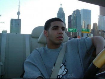 شاهد .. بصورة من أحد أعماله القديمة..درايك يبهر الجمهور بإختلاف شكله