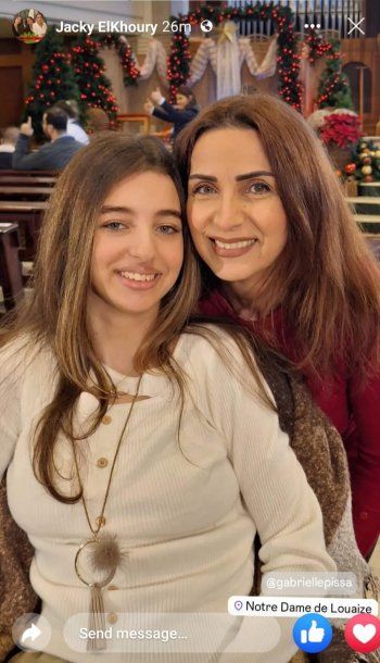 شاهد .. بالصورة- ملكة جمال لبنان 1984 بإطلالة ميلادية مع ابنتها.. جمالهما يخطف الأنظار