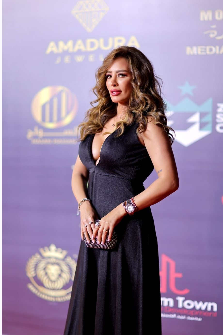 نهى عادل تتألق بإطلالة مميزة في مهرجان وشوشة