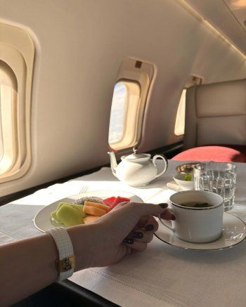 شاهد .. بالصور- من على متن طائرة خاصة..ياسمين صبري تتألق بلوك كاجوال مميز