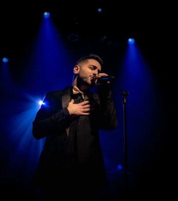 شاهد .. بالصور- موري حاتم يبدع في حفله الخاص بـ عيد الميلاد في كندا بحضور 600 شخص