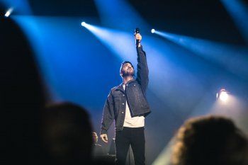 شاهد .. بالصور- موري حاتم يبدع في حفله الخاص بـ عيد الميلاد في كندا بحضور 600 شخص