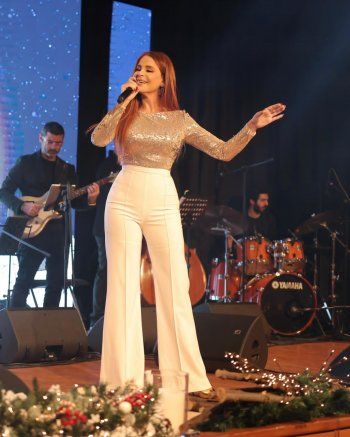 شاهد .. بالصور- كارول سماحة تنقل الأجواء الميلادية الى مدرسة راهبات القلبين الأقدسين- السيوفي