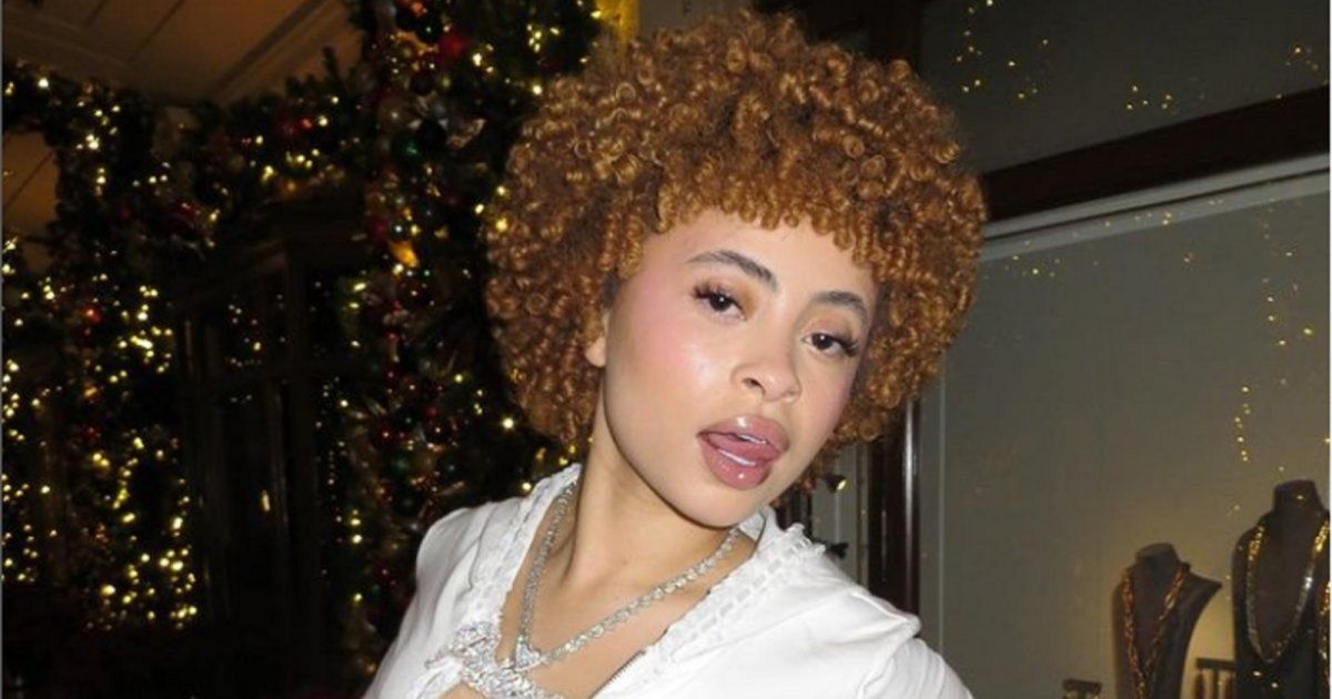 شاهد .. بالصورة- أيس سبايس تظهر من دون مكياج و مظهرها غير المألوف يثير ضجة بين الجمهور