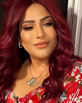 شاهد .. بدرية طلبة تضع شعراً مستعاراً أحمر لتصبح شبيهة نبيلة عبيد وهذ رد فعل الأخيرة