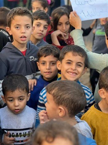 شاهد .. بالصور- أطفال غزة يتشكرون هيفا وهبي : " بنحبك هيفاء "