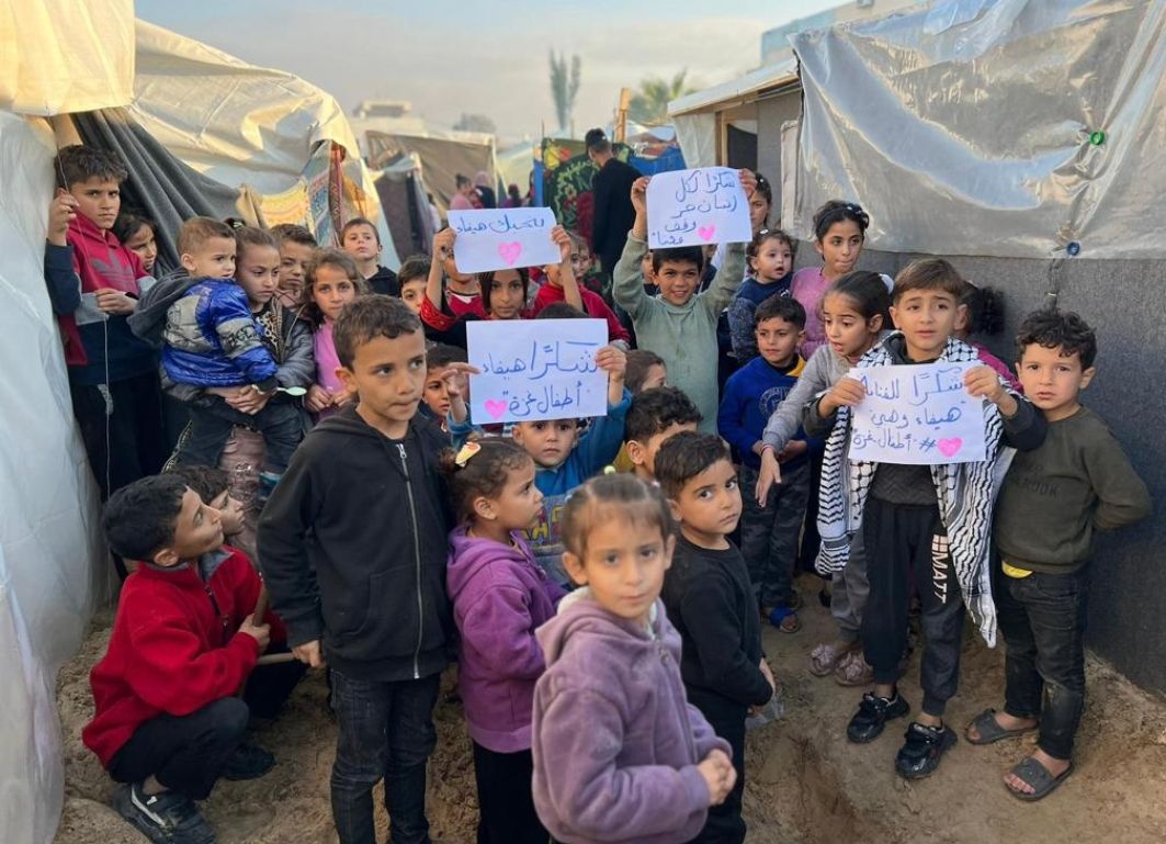 هيفاء وهبي ترسم الابتسامة على وجوه أطفال غزة