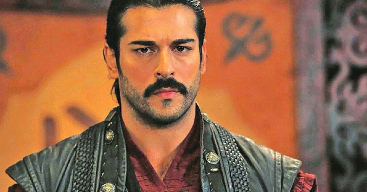 شاهد .. بوراك أوزجيفيت يفاجئ الجمهور بدعمه لفلسـ طين : "لا أود العيش في عالم تقـ تل فيه الطفولة"