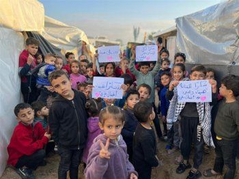 شاهد .. بالصور- أطفال غزة يتشكرون هيفا وهبي : " بنحبك هيفاء "