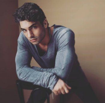 شاهد .. ممثل تركي شهير يشبه نفسه بـ دوا ليبا ويحدث جدل