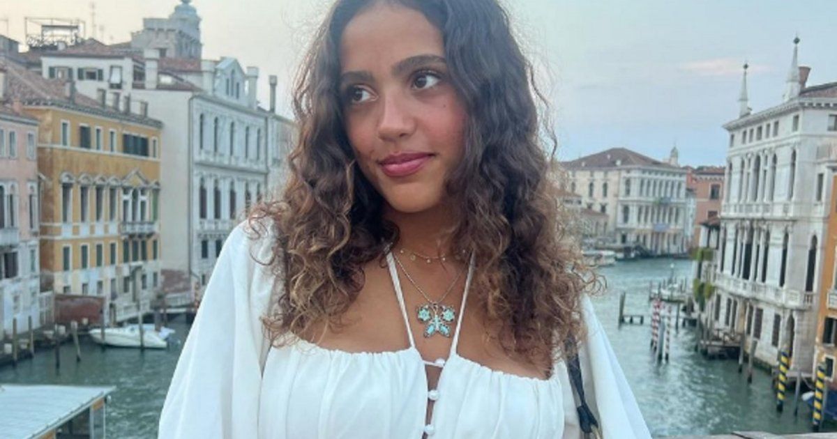 شاهد .. بالفيديو- جنا عمرو دياب تفاجئ الجمهور بغنائها..وهذا ما طلب منها