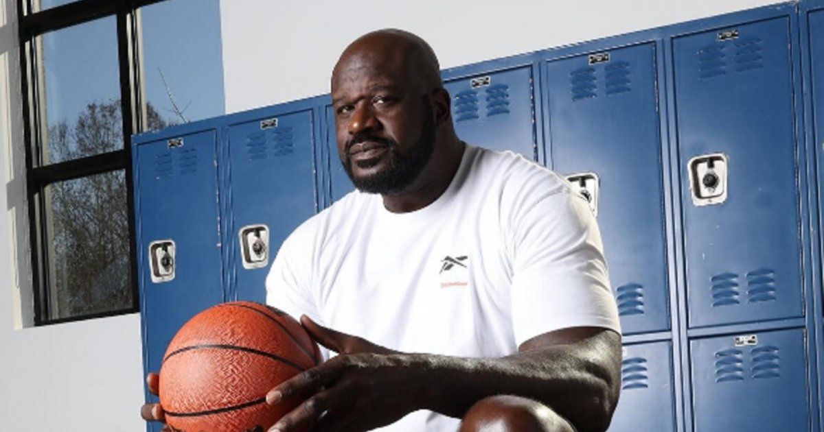 شاهد .. بالفيديو- شاكيل أونيل يفاجئ الجمهور بتصرفه أثناء تدخين النرجيلة!