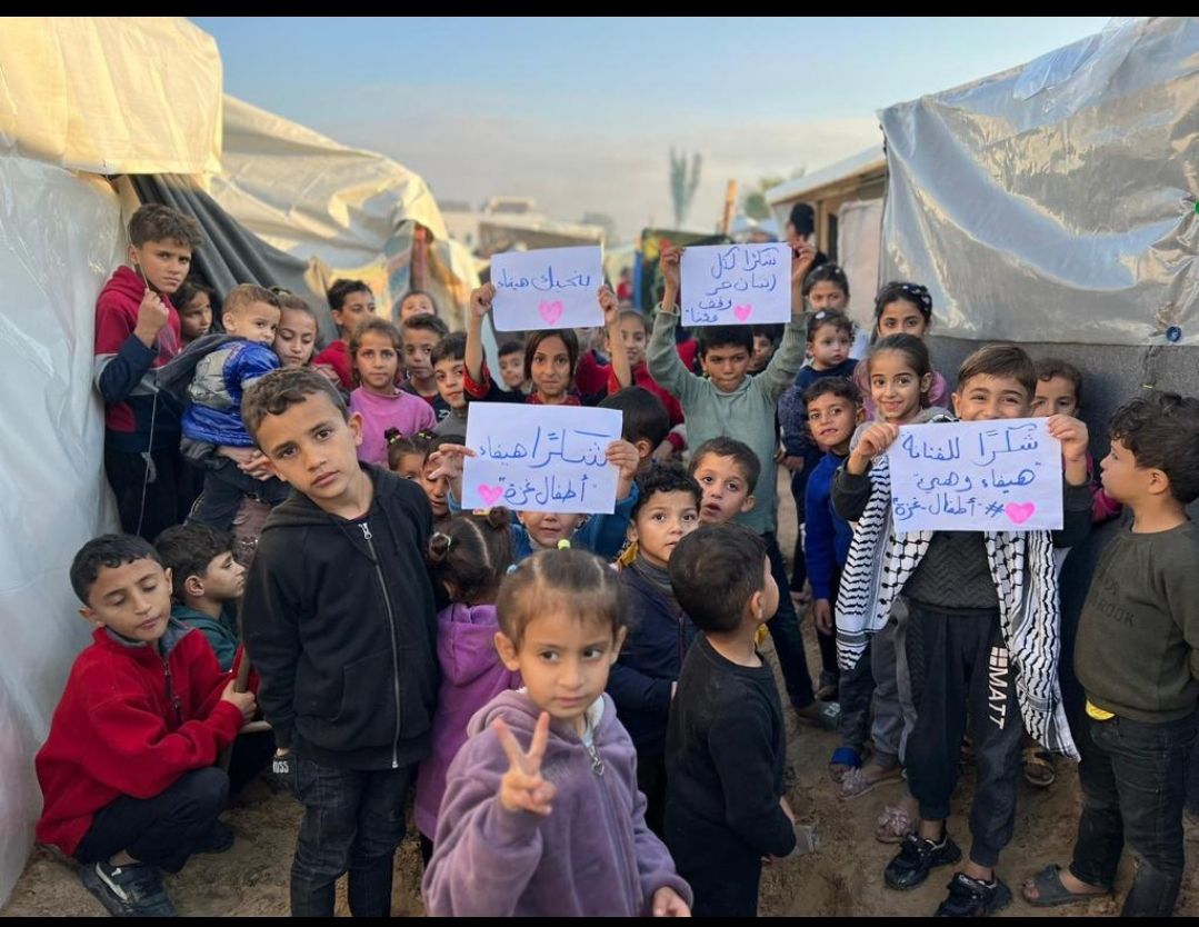 هيفاء وهبي ترسم الابتسامة على وجوه أطفال غزة