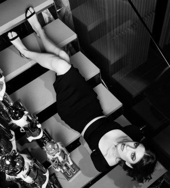 شاهد .. وصيفة ملكة جمال لبنان تثير الجدل بوضعية جلوسها وتشارك هذه الصور