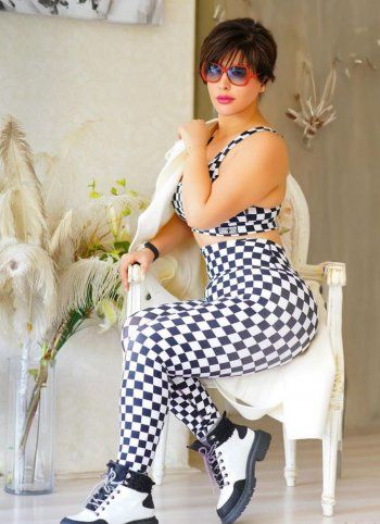 شاهد .. شمس الكويتية تتجاهل المنتقدين وتستعرض رشاقتها بـ كروب توب قصير