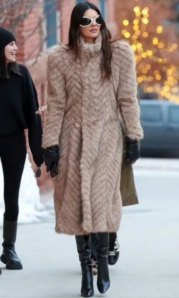 شاهد .. كيندال جينر تتألق بمعطف فرو سعره خيالي.. إليكم كم بلغ!