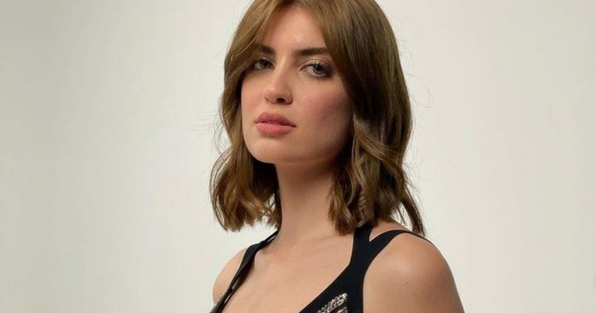 شاهد .. وصيفة ملكة جمال لبنان تثير الجدل بوضعية جلوسها وتشارك هذه الصور