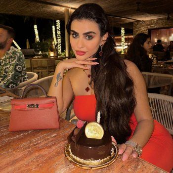 شاهد .. الدكتورة يومي تحتفل بعيد ميلادها في جزر المالديف بإطلالة جريئة وهل أخفت عمرها؟-بالصور