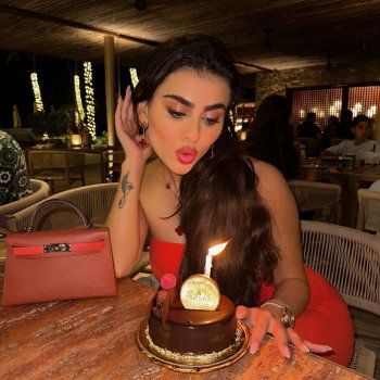 شاهد .. الدكتورة يومي تحتفل بعيد ميلادها في جزر المالديف بإطلالة جريئة وهل أخفت عمرها؟-بالصور