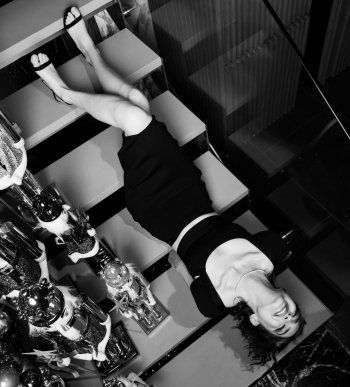 شاهد .. وصيفة ملكة جمال لبنان تثير الجدل بوضعية جلوسها وتشارك هذه الصور