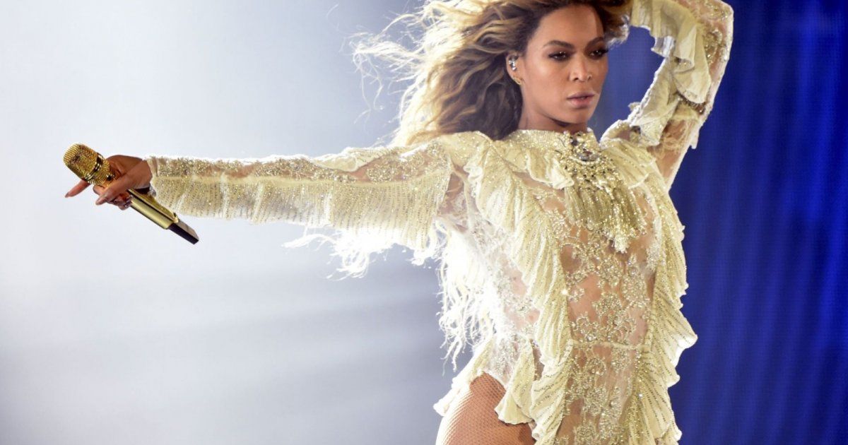 شاهد .. بيونسيه تخطف الأنظار بإطلالتين مميزتين.. وهكذا غطت شعرها بالكامل