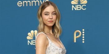 شاهد .. ممثلة شهيرة تثير الجدل بتصريحها: "من الصعب العثور على ملابس تناسب صدري"