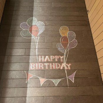 شاهد .. الدكتورة يومي تحتفل بعيد ميلادها في جزر المالديف بإطلالة جريئة وهل أخفت عمرها؟-بالصور