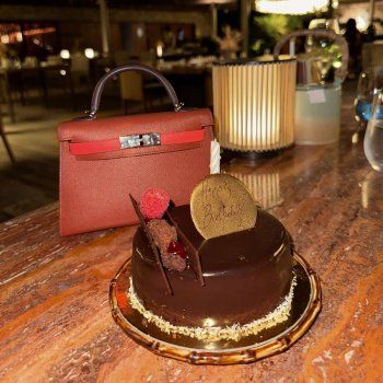 شاهد .. الدكتورة يومي تحتفل بعيد ميلادها في جزر المالديف بإطلالة جريئة وهل أخفت عمرها؟-بالصور