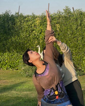 شاهد .. شمس الكويتية تستمتع بجلسة يوغا بين أحضان الطبيعة - بالصور