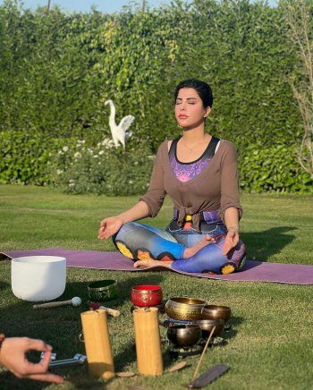 شاهد .. شمس الكويتية تستمتع بجلسة يوغا بين أحضان الطبيعة - بالصور