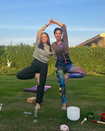 شاهد .. شمس الكويتية تستمتع بجلسة يوغا بين أحضان الطبيعة - بالصور