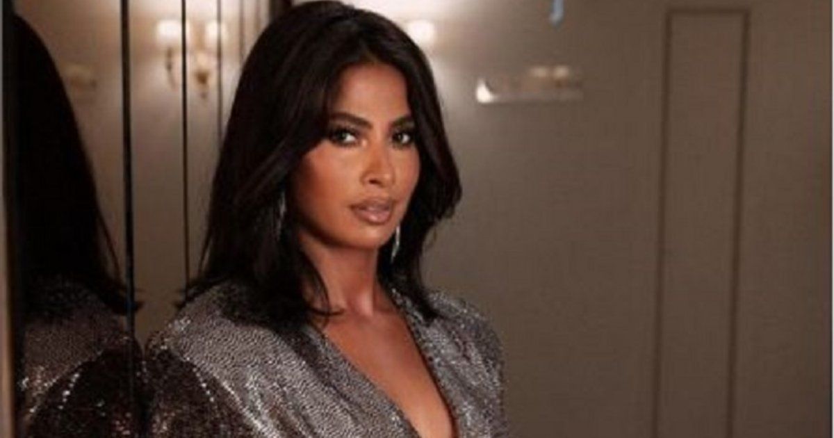 شاهد .. رقص روبي على المسرح يحدث ضجة بين الجمهور.. وماذا عن الحذاء الأزرق اللامع؟