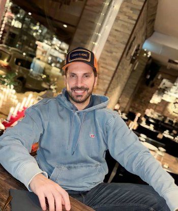 شاهد .. ملك جمال لبنان 2001 بأحدث إطلالة له.. أصبح فناناً موهوباً !