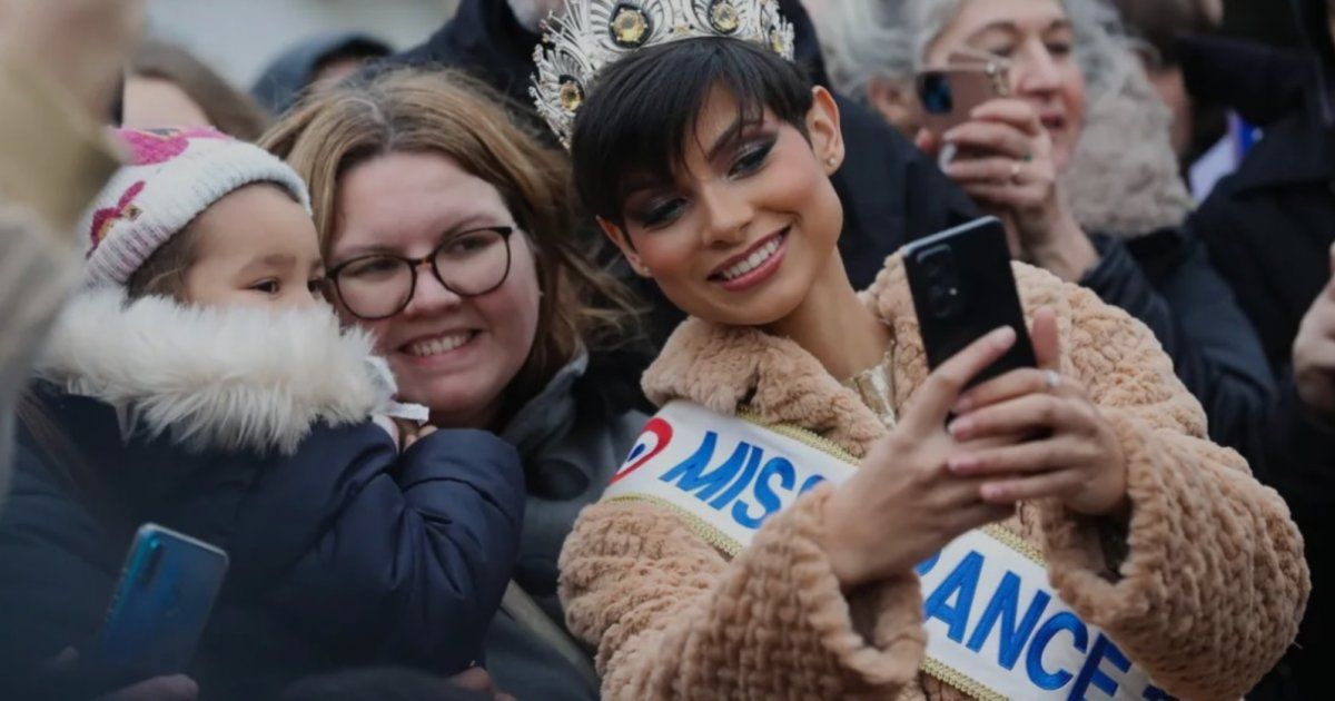 شاهد .. بالصور - حشود شعبية تستقبل ملكة جمال فرنسا وهذا ما كشفته عن الأنوثة والجمال